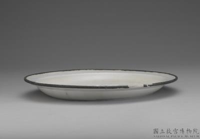图片[2]-Angled-rim plate with incised floral decoration in white glaze, Ding ware, Northern Song dynasty, 11th-12th century-China Archive